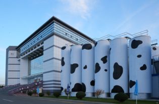 蒙牛获评中国商业改革开放40年功勋企业 卓越投资管理与时代同行的典范